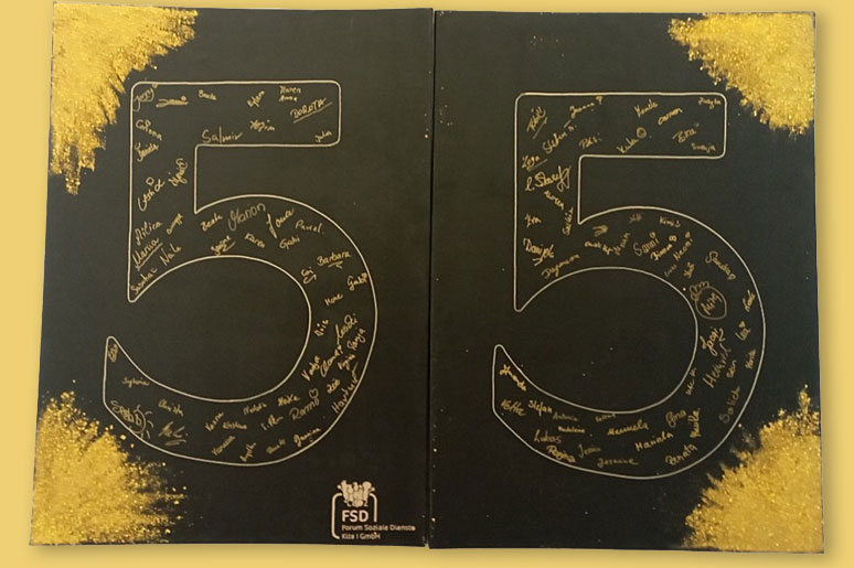 Signierte Karten mit goldener 55 zum 55. Firmenjubiläum des Forum Soziale Dienste
