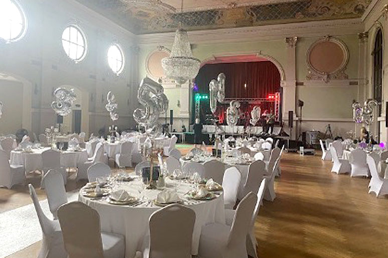 Festlich gedeckter Saal bei der Trägerfeier zum 55. Firmenjubiläum des Forum Soziale Dienste