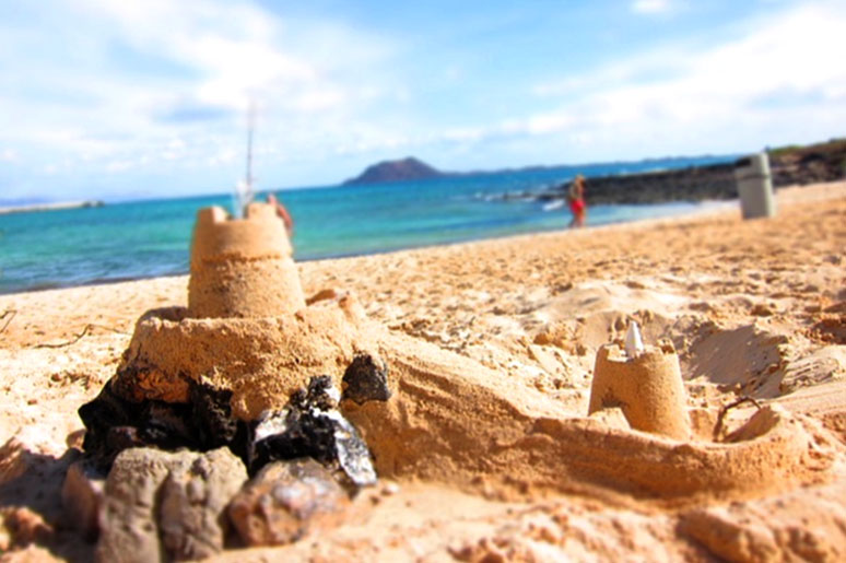 Sandburg am Strand – Sommerpause der FSD-Kitas