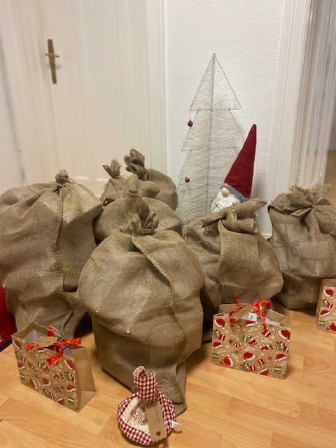 Weihnachtliche Jutesäcke mit Deko-Tannenbaum und Wichtel in der Kita