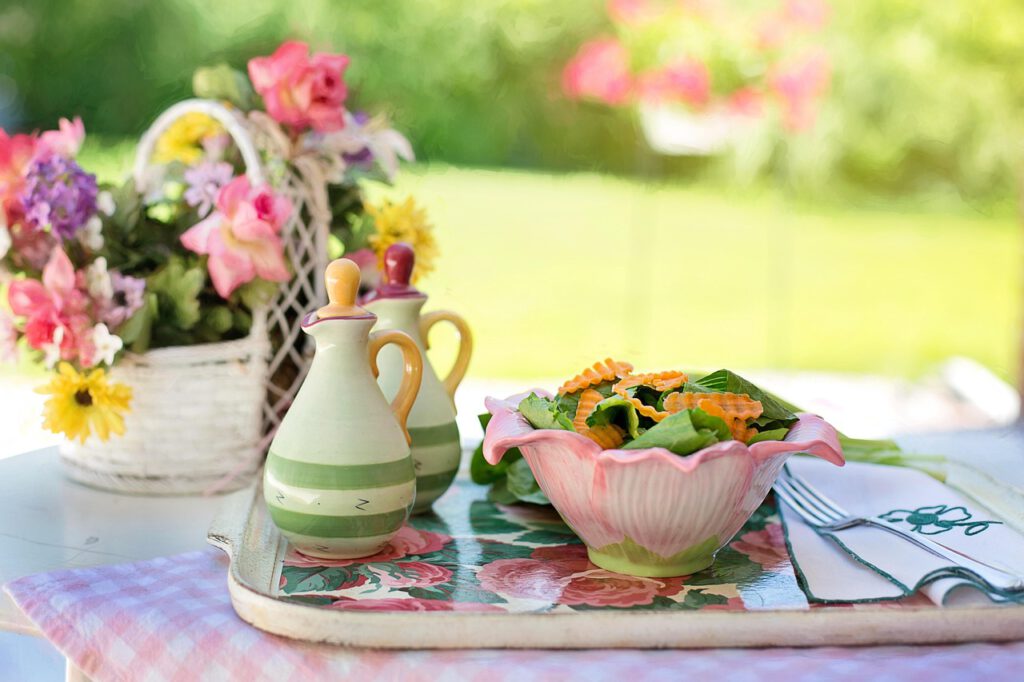 Frischer Sommersalat auf einem Gartentisch