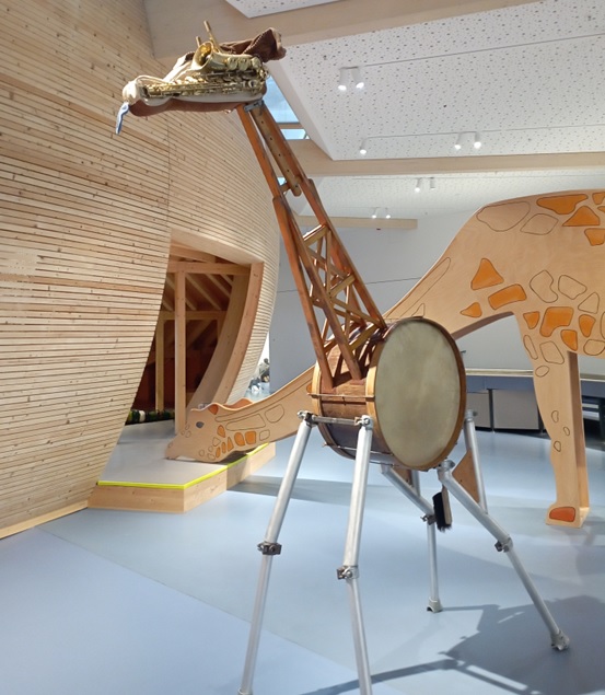 Giraffen-Skulptur im Kindermuseum Anoha