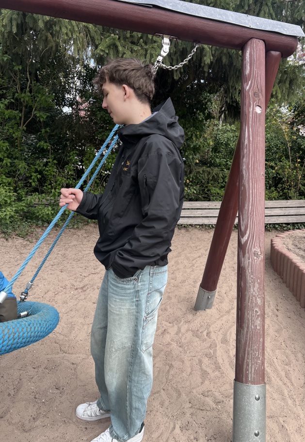 Ben, Teilnehmer am Boys-Day, auf dem Spielplatz der Kita