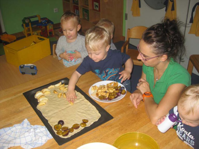 Erzieherin backt mit Kindern in der Kita Ursulinchen