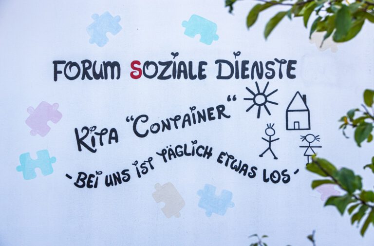 Wandbild der Kita Container mit dem Motto Bei uns ist täglich etwas los