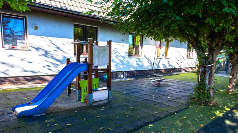 Außenspielbereich der Kita Möwe mit Rutsche und Klettergerüst